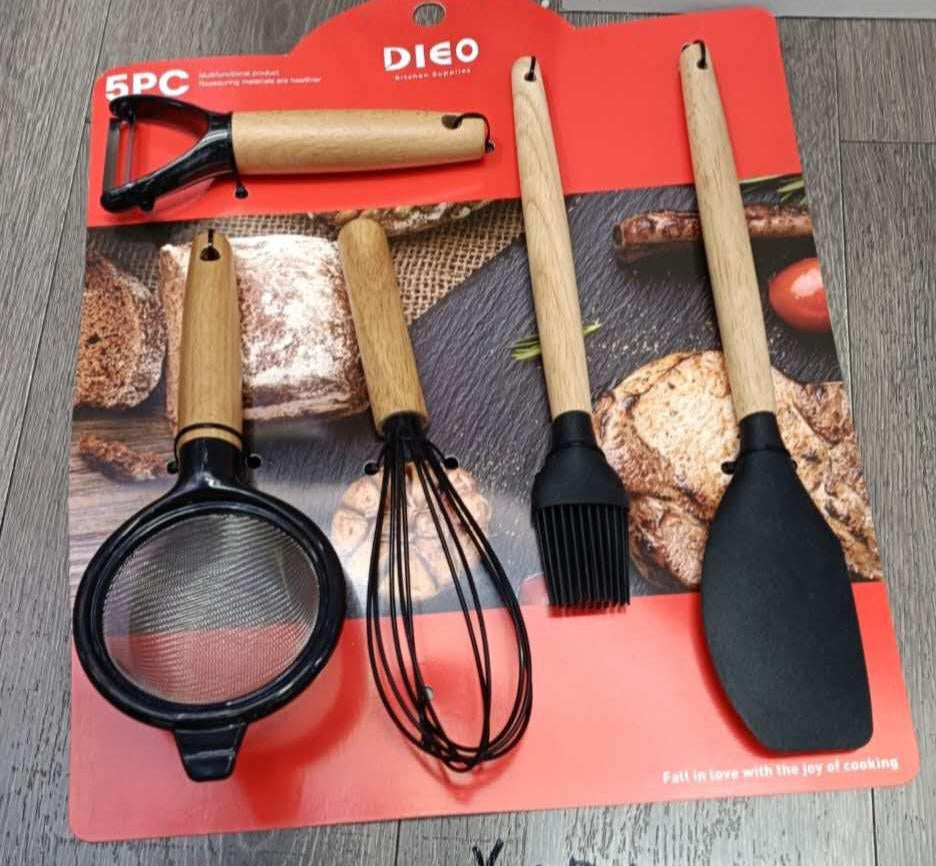 5-piece silicone dispensing set on a card