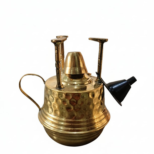 سبرتاية نحاس منقوشة بيد نحاس و ثلاثة حوامل